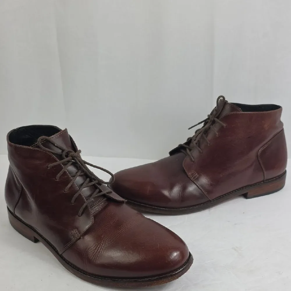 Nisolo Everyday Brown Oiled Leather Men's Chukka Boots.